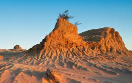 Sand- und Lehmformationen im Mungo National Park, die als Walls of China bekannt sind. Walls of China, Mungo National Park
